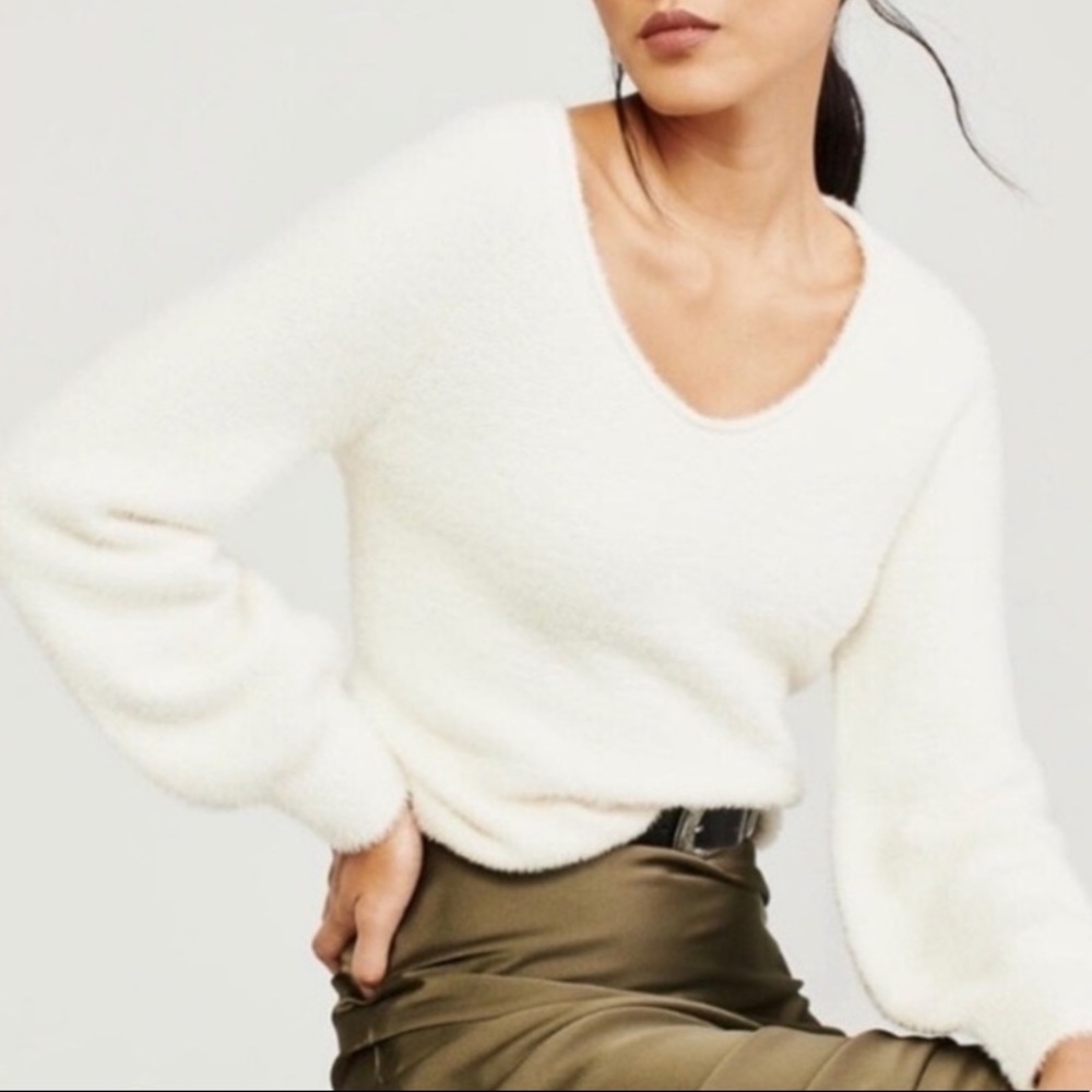 Abercrombie V-Neck Eyelash sweater in Blush Pink